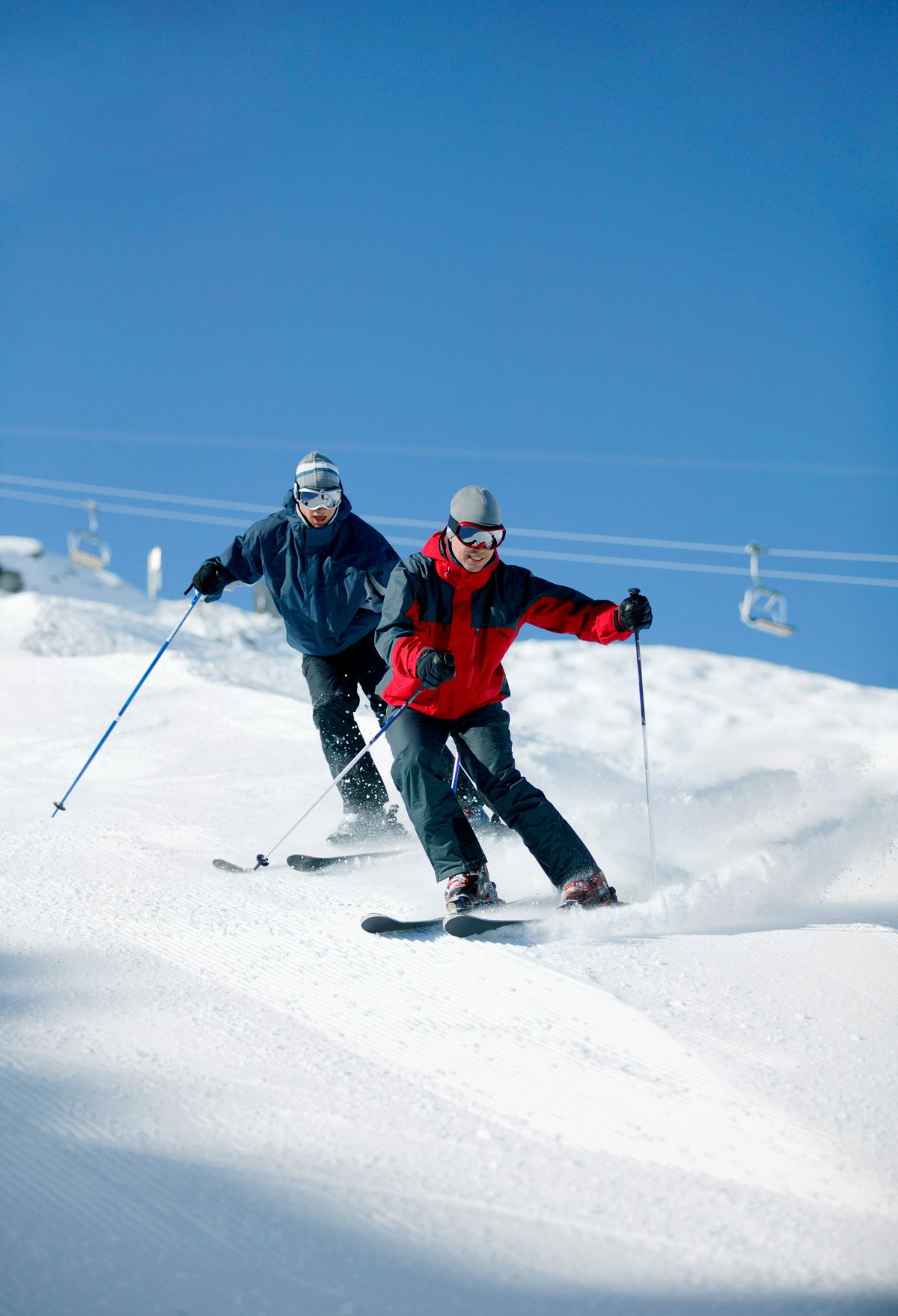 2 people skiing